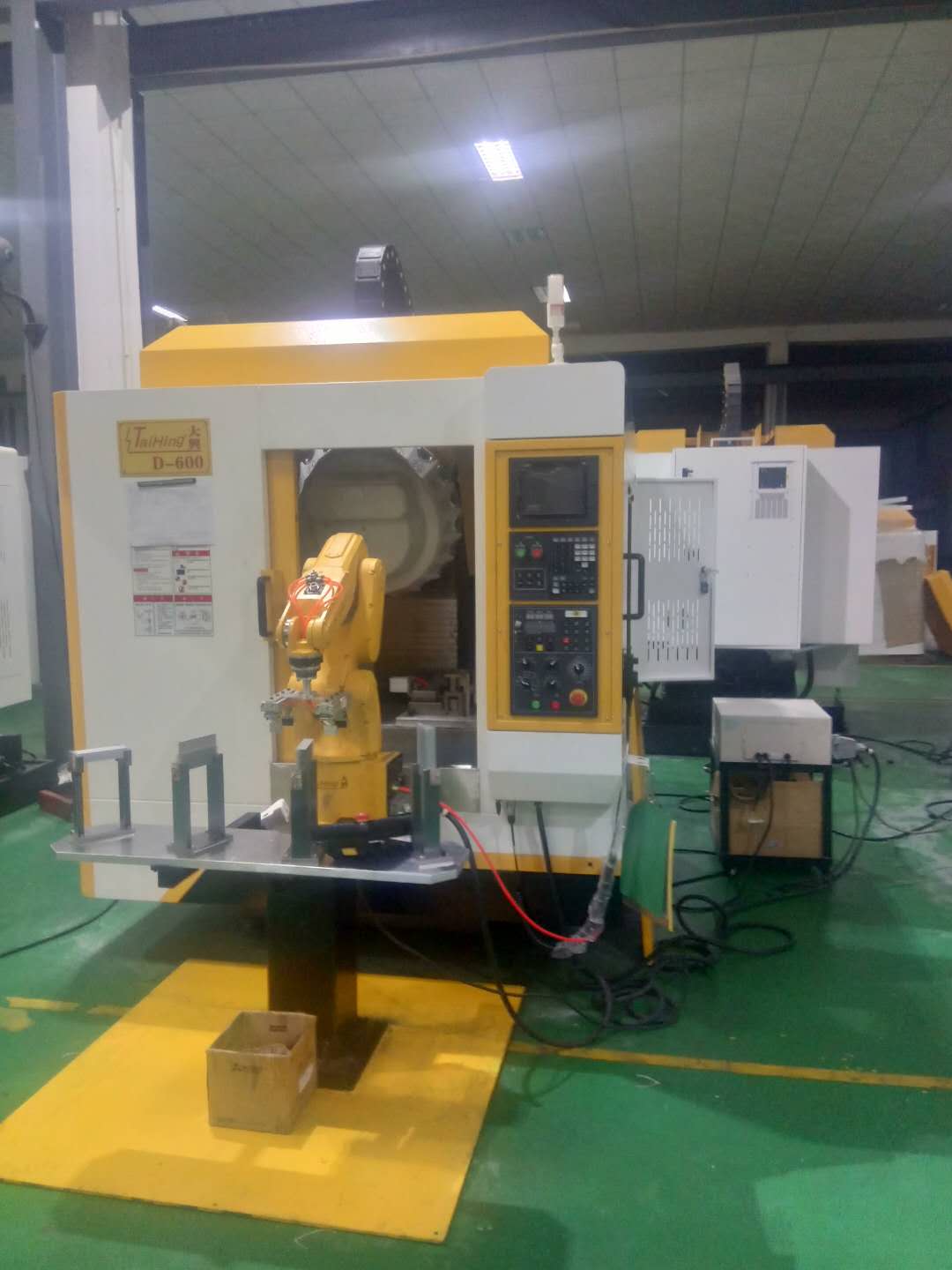 高速钻孔攻牙机D-600 (带机械手，全自动上下料）